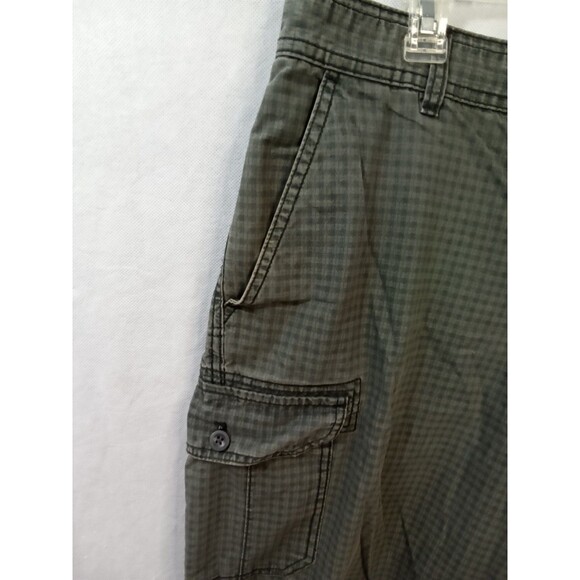 Izod Mens 34" Cargo Shorts Green Black - Picture 2 of 8